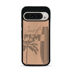 Coque de protection en bois véritable fabriquée en France pour  sur le thème chill avec un motif représentant une silouhette tenant une planche de surf sur une plage entouré de palmiers et les mots "Surf Time Long Beach Miami"