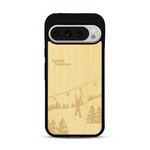 Coque de protection en bois véritable fabriquée en France pour  sur le thème de la montagne, du ski et de la neige avec un motif représentant une paire de ski plantée dans la neige avec en fond des montagnes enneigées