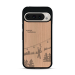 Coque de protection en bois véritable fabriquée en France pour  sur le thème de la montagne, du ski et de la neige avec un motif représentant une paire de ski plantée dans la neige avec en fond des montagnes enneigées