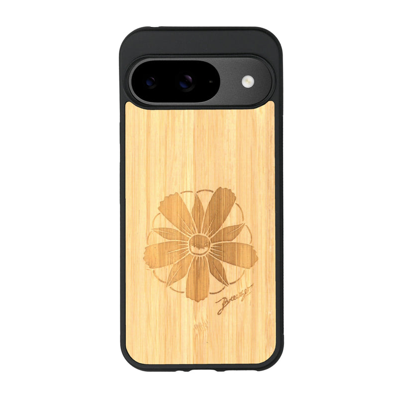 Coque de protection en bois véritable fabriquée en France pour Google Pixel 9 Pro XL sur le thème des fleurs et de la montagne avec un motif de gravure représentant les pétales d'une fleur des montagnes