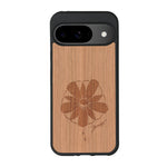 Coque de protection en bois véritable fabriquée en France pour Google Pixel 9 Pro XL sur le thème des fleurs et de la montagne avec un motif de gravure représentant les pétales d'une fleur des montagnes