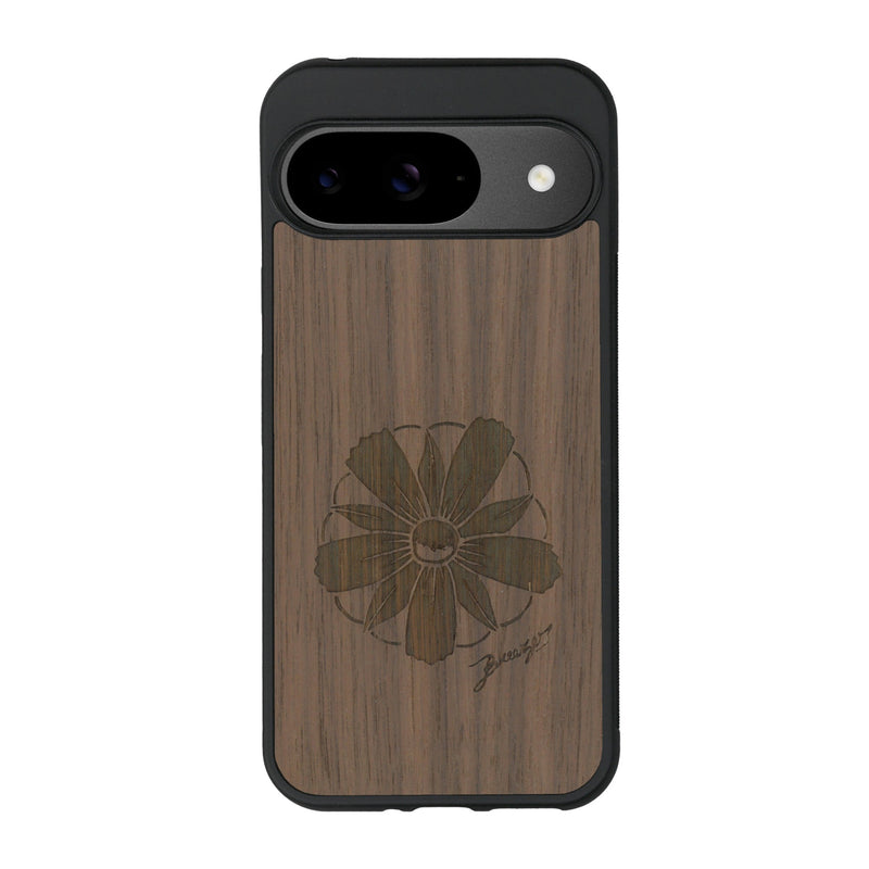 Coque de protection en bois véritable fabriquée en France pour Google Pixel 9 Pro XL sur le thème des fleurs et de la montagne avec un motif de gravure représentant les pétales d'une fleur des montagnes