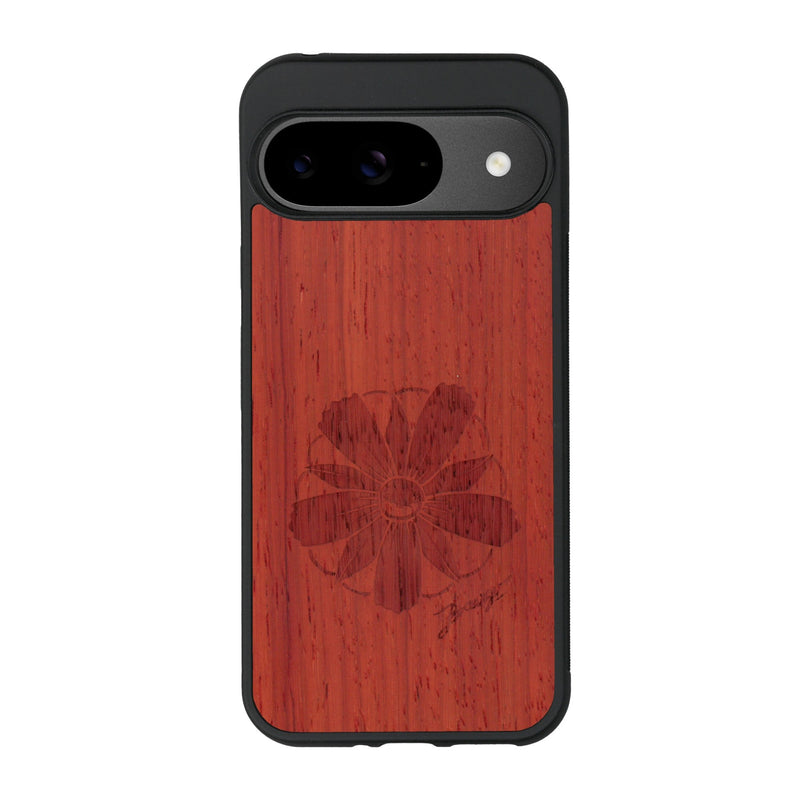 Coque de protection en bois véritable fabriquée en France pour Google Pixel 9 Pro XL sur le thème des fleurs et de la montagne avec un motif de gravure représentant les pétales d'une fleur des montagnes