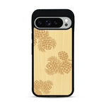 Coque de protection en bois véritable fabriquée en France pour  sur le thème de la nature des arbres avec un motif de gravure représentant des épines de sapin et des pommes de pin