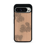 Coque de protection en bois véritable fabriquée en France pour  sur le thème de la nature des arbres avec un motif de gravure représentant des épines de sapin et des pommes de pin