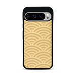Coque de protection en bois véritable fabriquée en France pour  baptisée "La Sinjak" avec un motif de gravure abstrait représentant la répétition d'un symbole wifi