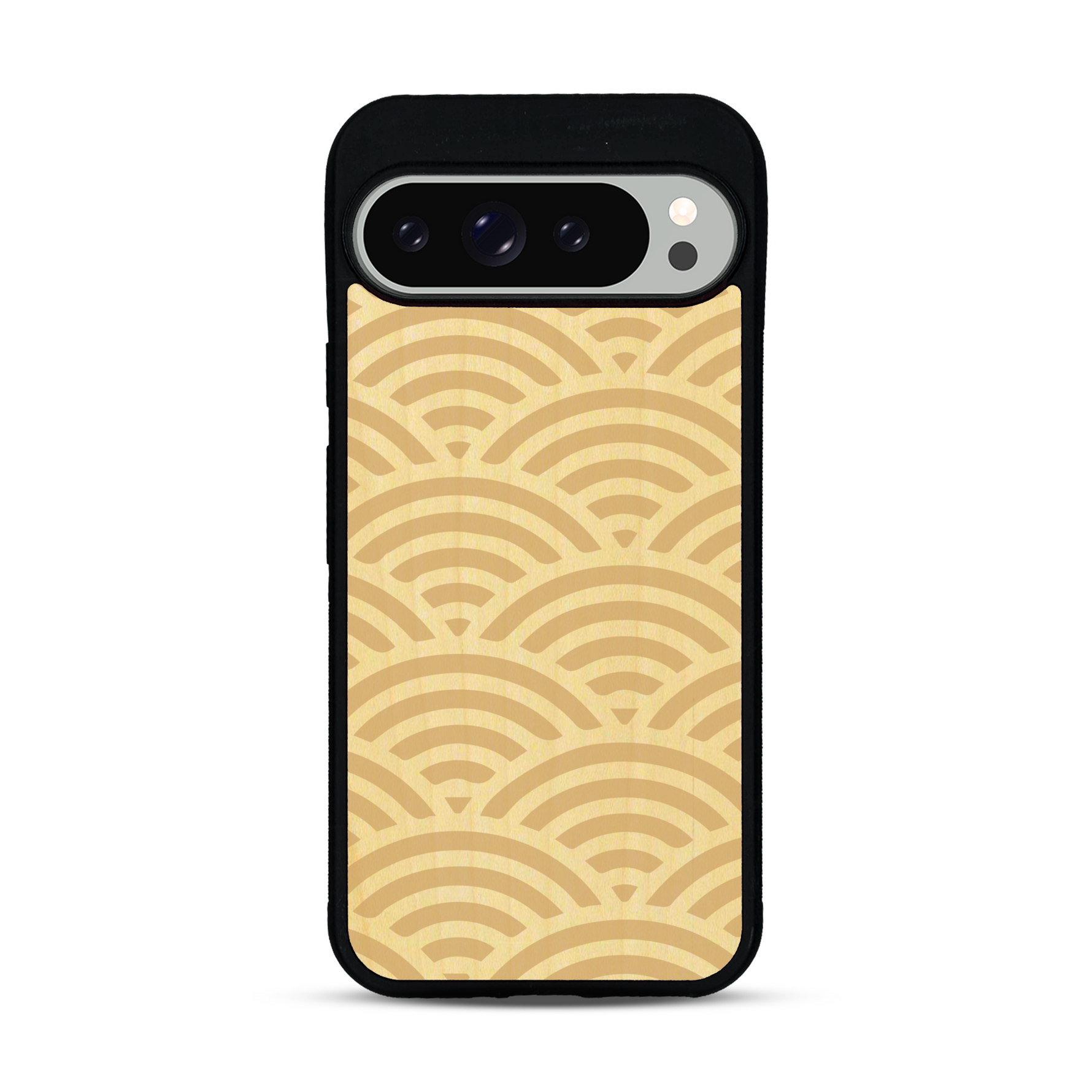 Coque de protection en bois véritable fabriquée en France pour  baptisée "La Sinjak" avec un motif de gravure abstrait représentant la répétition d'un symbole wifi