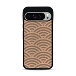 Coque de protection en bois véritable fabriquée en France pour  baptisée "La Sinjak" avec un motif de gravure abstrait représentant la répétition d'un symbole wifi
