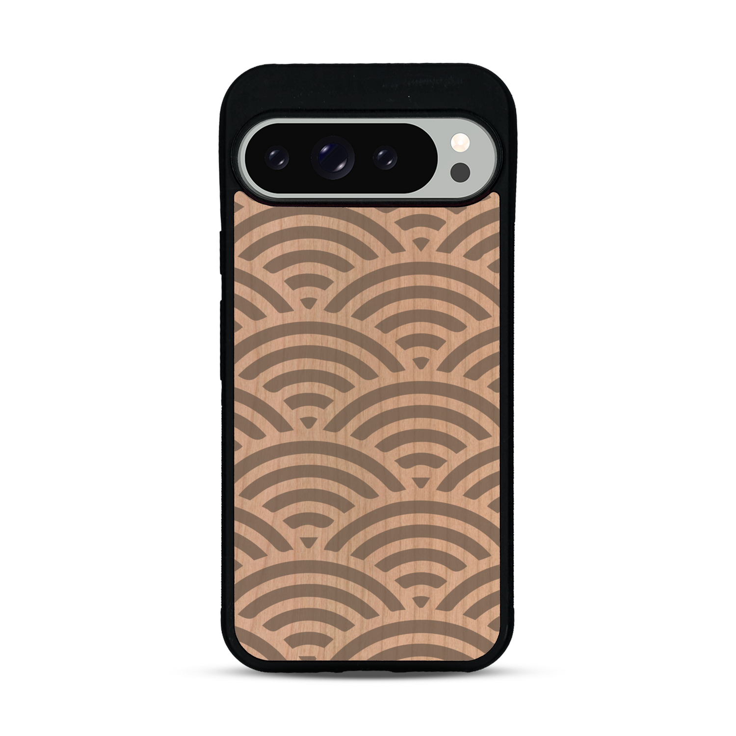 Coque de protection en bois véritable fabriquée en France pour  baptisée "La Sinjak" avec un motif de gravure abstrait représentant la répétition d'un symbole wifi