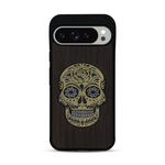 Coque de protection en bois véritable fabriquée en France pour  alliant du chêne fumé avec du métal argenté et doré représentant une tête de mort mexicaine sur le thème Dia de los Muertos
