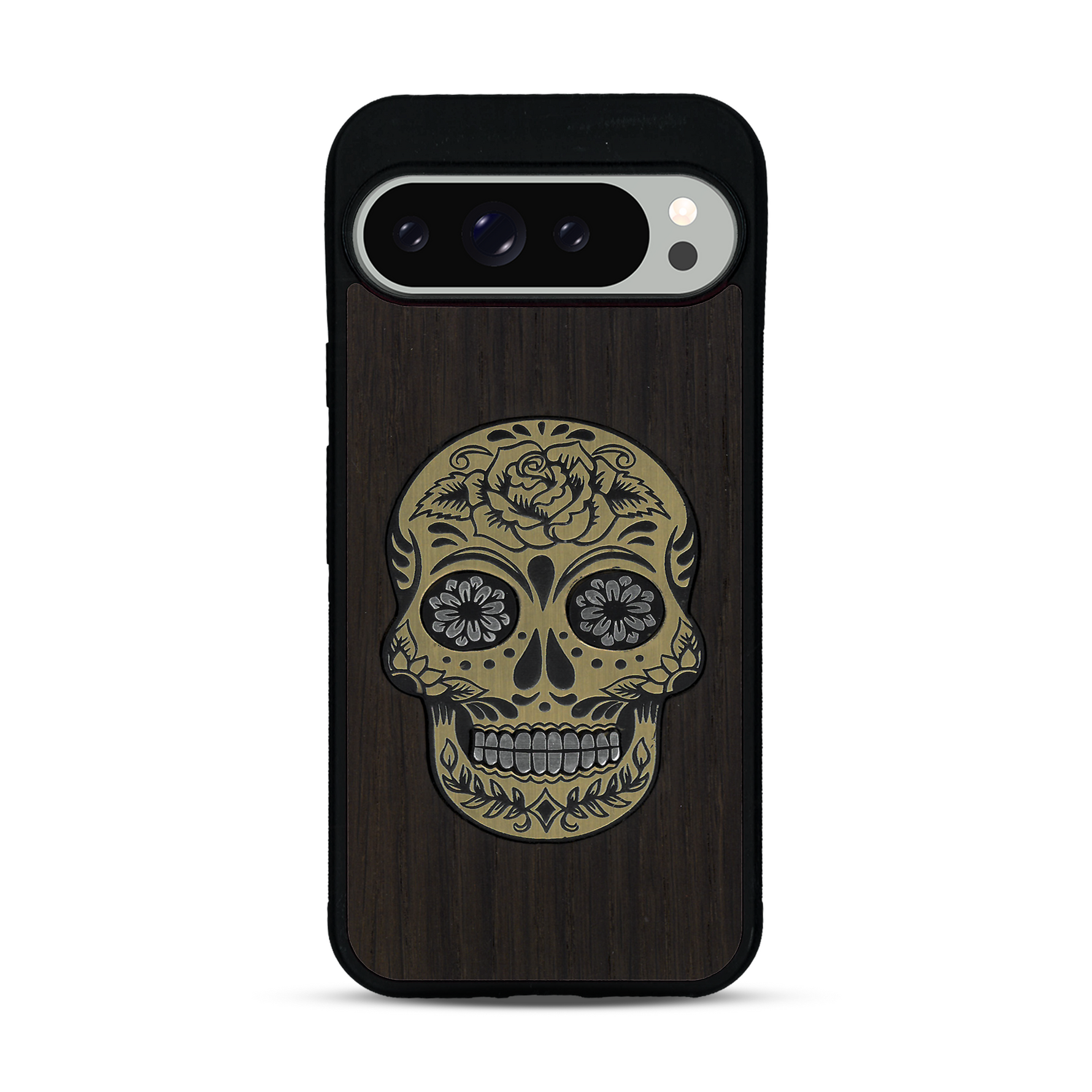 Coque de protection en bois véritable fabriquée en France pour  alliant du chêne fumé avec du métal argenté et doré représentant une tête de mort mexicaine sur le thème Dia de los Muertos