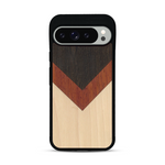 Coque de protection en bois véritable fabriquée en France pour  alliant du chêne fumé, du padouk et du bambou en forme de chevron sur le thème de l'art abstrait