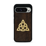 Coque de protection en bois véritable fabriquée en France pour  alliant du chêne fumé et du bambou représentant une triquetra