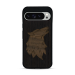 Coque de protection en bois véritable fabriquée en France pour  alliant du chêne fumé et du noyer représentant une tête de loup géométrique de profil sur le thème des animaux et de la nature