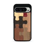 Coque de protection en bois véritable fabriquée en France pour  représentant un puzzle en six pièces qui allie du chêne fumé, du noyer, du bambou, du padouk, du merisier et de l'acajou