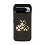Coque de protection en bois véritable fabriquée en France pour  alliant du chêne fumé et du bambou et doré représentant un triskell