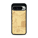 Coque de protection en bois véritable fabriquée en France pour  sur le thème de la randonnée en montagne et de l'aventure avec une gravure représentant une femme de dos face à un paysage de nature