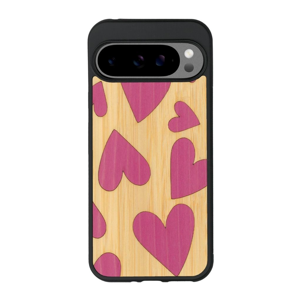 Coque de protection en bois véritable fabriquée en France pour Google Pixel 9 Pro XL alliant plusieurs essences de bois pour représenter des coeurs pour les amoureux