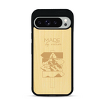 Coque de protection en bois véritable fabriquée en France pour  sur le thème de la nature et des arbres avec une gravure représentant une pomme de pin et la phrase "made by nature"