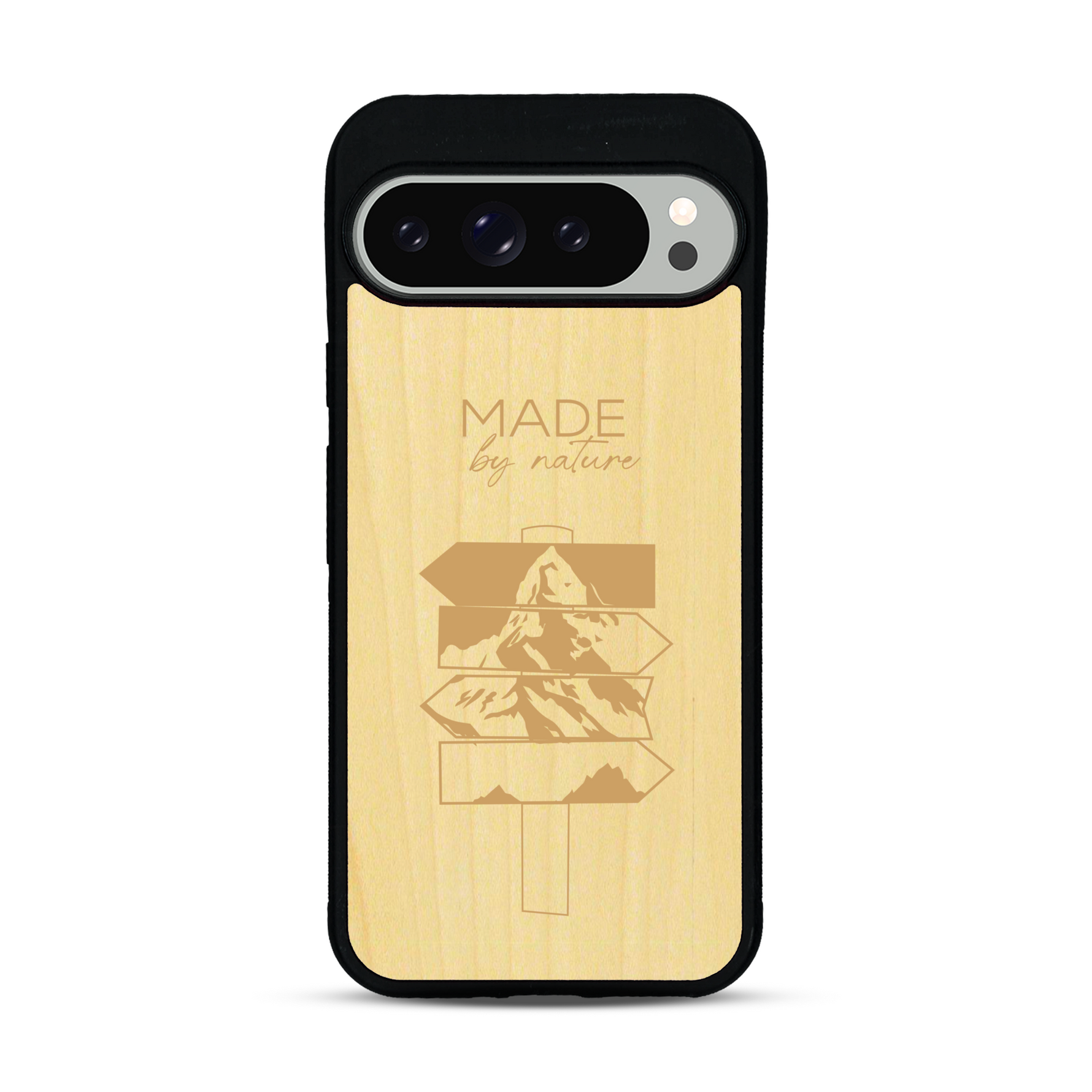 Coque de protection en bois véritable fabriquée en France pour  sur le thème de la nature et des arbres avec une gravure représentant une pomme de pin et la phrase "made by nature"