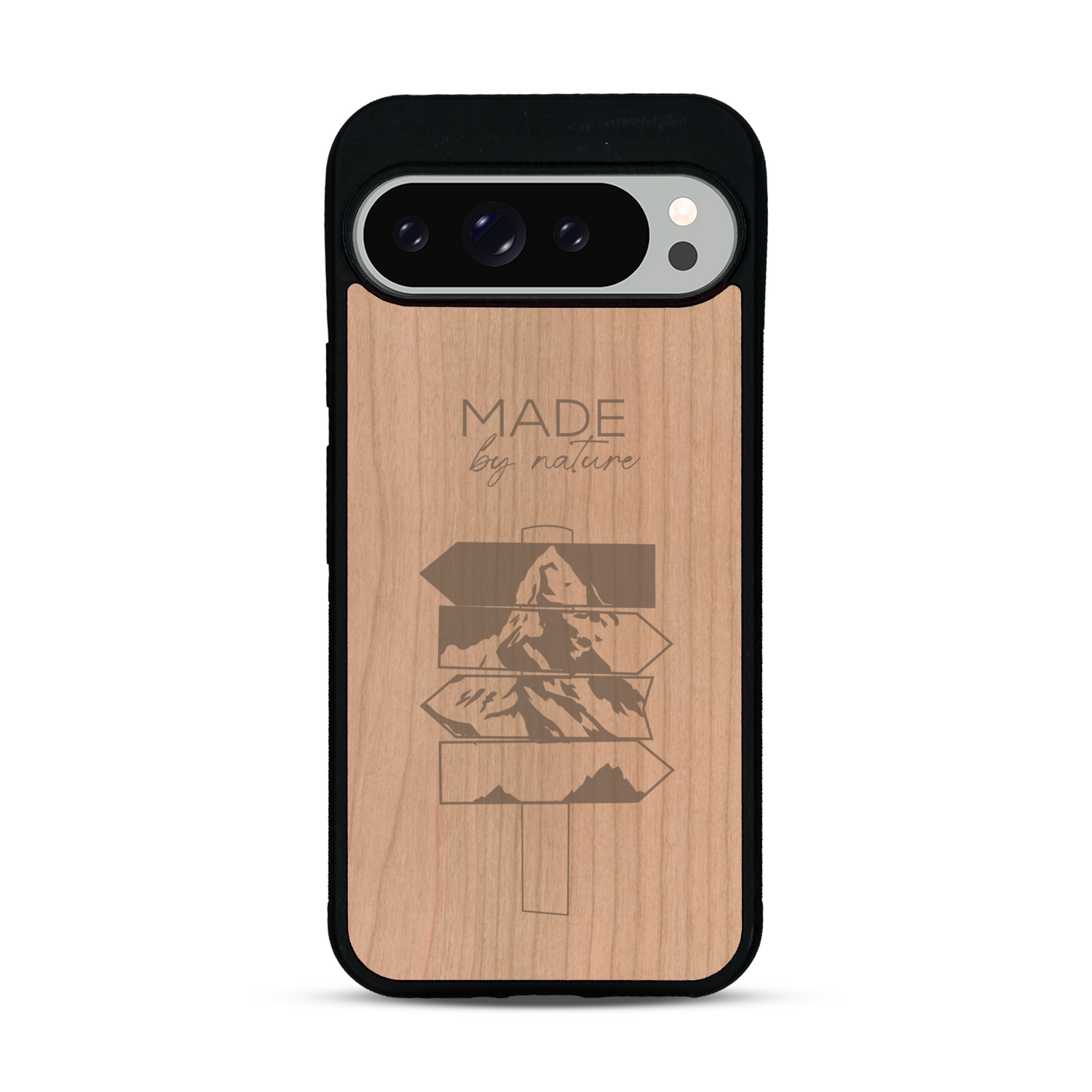 Coque de protection en bois véritable fabriquée en France pour  sur le thème de la nature et des arbres avec une gravure représentant une pomme de pin et la phrase "made by nature"