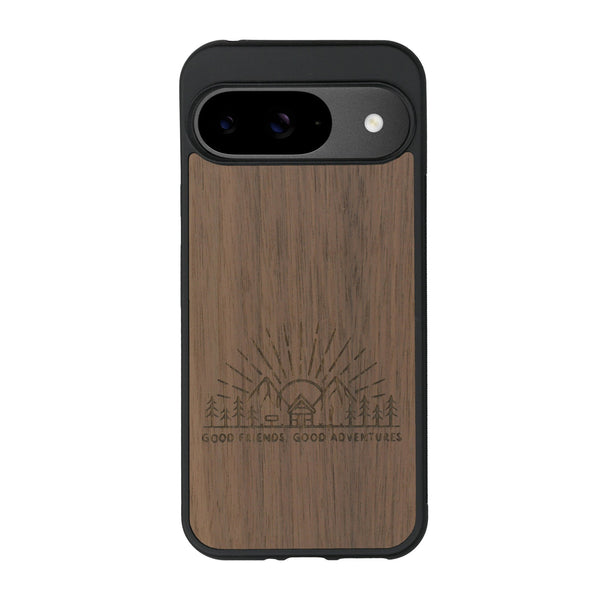 Coque de protection en bois véritable fabriquée en France pour Google Pixel 9 Pro XL sur le thème chill et nature avec un motif représentant un levé de soleil sur un paysage de montagne avec des sapins et un chalet et la phrase "Good friends, good adventure"
