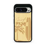 Coque de protection en bois véritable fabriquée en France pour  sur le thème chill avec un motif représentant une silouhette tenant une planche de surf sur une plage entouré de palmiers et les mots "Surf Time Long Beach Miami"