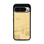 Coque de protection en bois véritable fabriquée en France pour  sur le thème de la montagne, du ski et de la neige avec un motif représentant une paire de ski plantée dans la neige avec en fond des montagnes enneigées