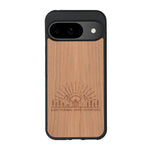 Coque de protection en bois véritable fabriquée en France pour Google Pixel 8pro sur le thème chill et nature avec un motif représentant un levé de soleil sur un paysage de montagne avec des sapins et un chalet et la phrase "Good friends, good adventure"