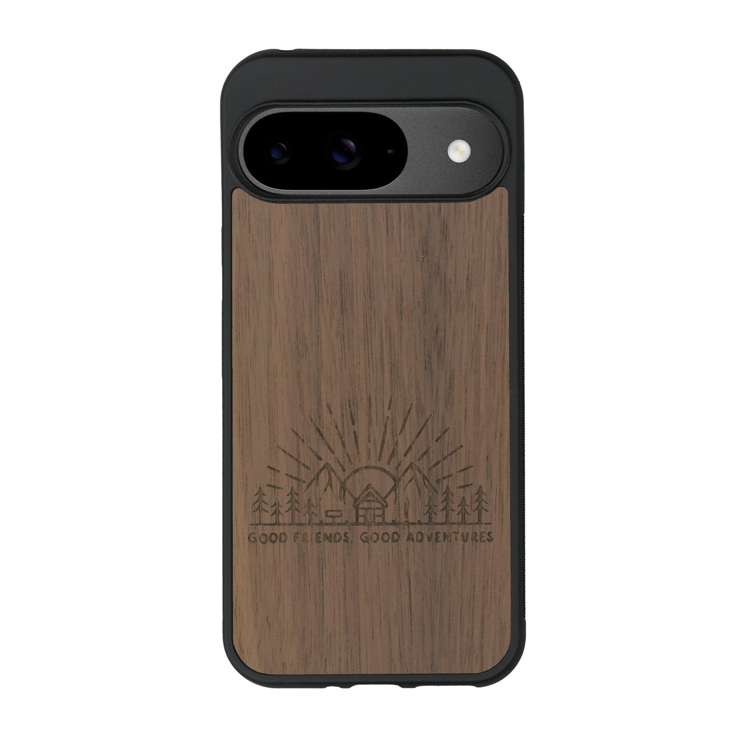 Coque de protection en bois véritable fabriquée en France pour Google Pixel 8A sur le thème chill et nature avec un motif représentant un levé de soleil sur un paysage de montagne avec des sapins et un chalet et la phrase "Good friends, good adventure"