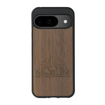 Coque de protection en bois véritable fabriquée en France pour Google Pixel 8pro sur le thème chill et nature avec un motif représentant un levé de soleil sur un paysage de montagne avec des sapins et un chalet et la phrase "Good friends, good adventure"