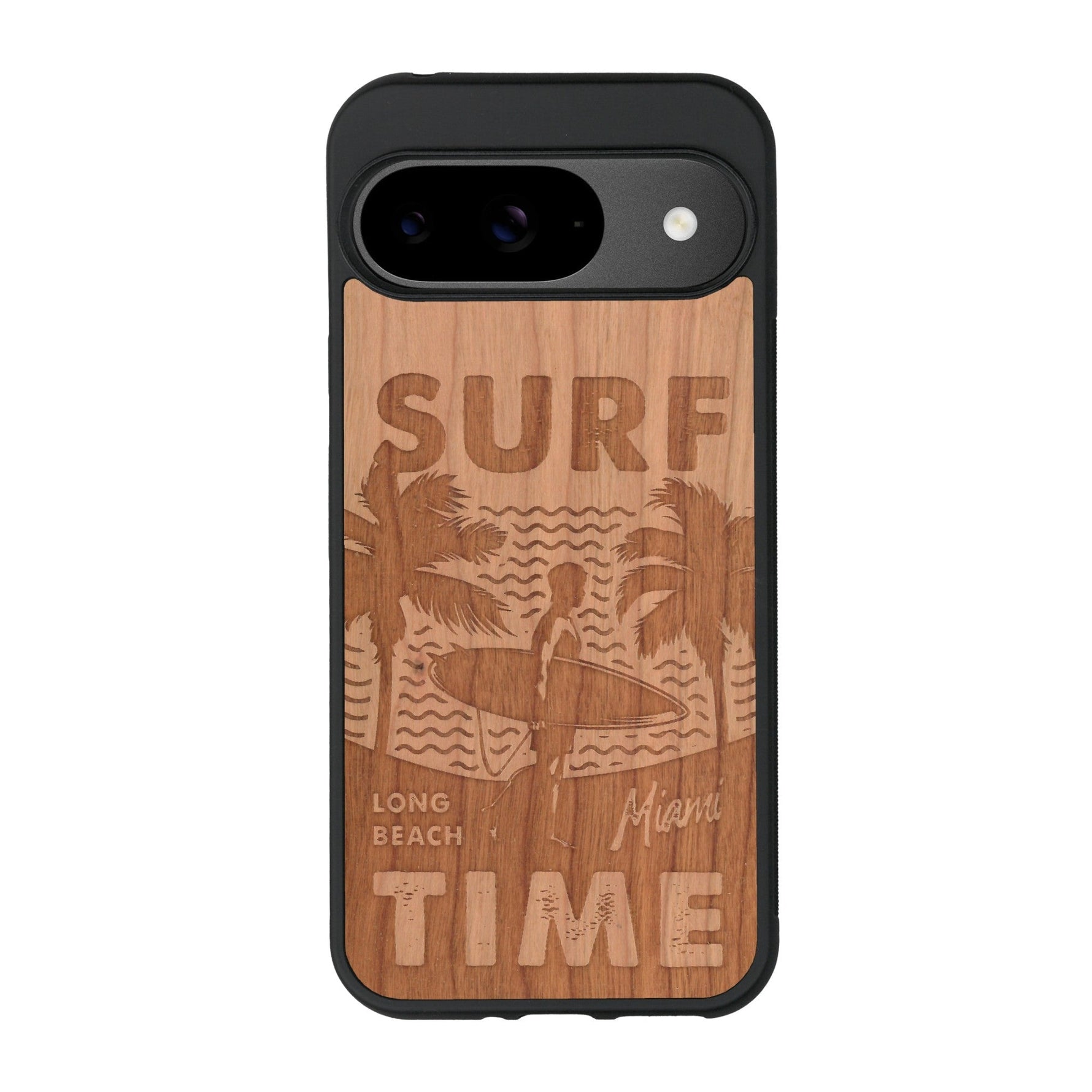 Coque de protection en bois véritable fabriquée en France pour Google Pixel 8pro sur le thème chill avec un motif représentant une silouhette tenant une planche de surf sur une plage entouré de palmiers et les mots "Surf Time Long Beach Miami"