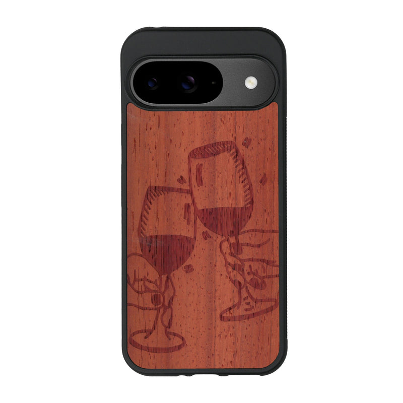 Coque de protection en bois véritable fabriquée en France pour Google Pixel 9 représentant une vue de face d'une flute de champagne dessinée à la main par l'artiste Maud Dabs