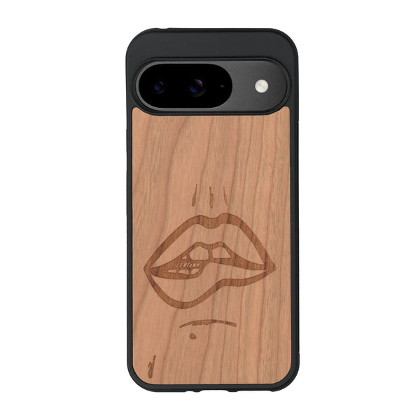 Coque de protection en bois véritable fabriquée en France pour Google Pixel 8pro représentant de manière minimaliste une bouche de féminine se mordant le coin de la lèvre de manière sensuelle dessinée à la main par l'artiste Maud Dabs