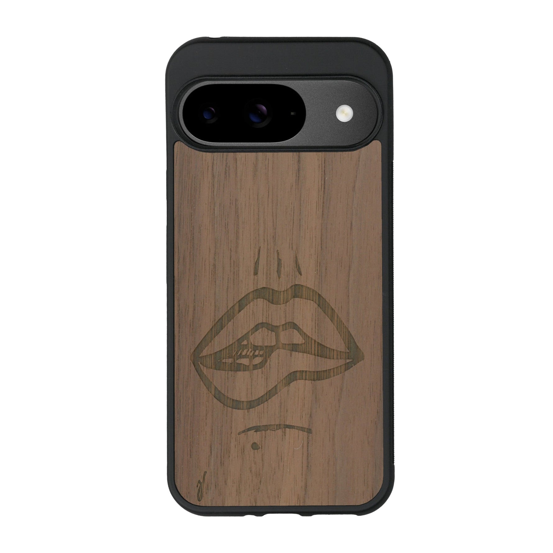 Coque de protection en bois véritable fabriquée en France pour Google Pixel 8pro représentant de manière minimaliste une bouche de féminine se mordant le coin de la lèvre de manière sensuelle dessinée à la main par l'artiste Maud Dabs