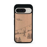 Coque de protection en bois véritable fabriquée en France pour  sur le thème de la montagne, du ski et de la neige avec un motif représentant une paire de ski plantée dans la neige avec en fond des montagnes enneigées