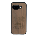 Coque de protection en bois véritable fabriquée en France pour Google Pixel 9A sur le thème de la plage, de l'été et vanlife.