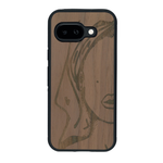 Coque de protection en bois véritable fabriquée en France pour Google Pixel 9A représentant une silhouette féminine épurée de type line art en collaboration avec l'artiste Maud Dabs