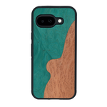 Coque de protection en bois véritable fabriquée en France pour Google Pixel 9A alliant plusieurs essences de bois pour représenter une plage paradisiaque