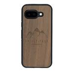 Coque de protection en bois véritable fabriquée en France pour Google Pixel 9A représentant des montagnes, sur le thème de la randonnée en pleine nature et du trail