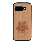 Coque de protection en bois véritable fabriquée en France pour Google Pixel 9A sur le thème des fleurs et de la montagne avec un motif de gravure représentant les pétales d'une fleur des montagnes