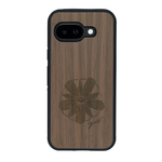 Coque de protection en bois véritable fabriquée en France pour Google Pixel 9A sur le thème des fleurs et de la montagne avec un motif de gravure représentant les pétales d'une fleur des montagnes