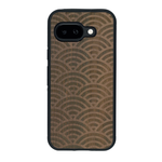 Coque de protection en bois véritable fabriquée en France pour Google Pixel 9A baptisée "La Sinjak" avec un motif de gravure abstrait représentant la répétition d'un symbole wifi