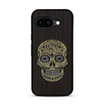 Coque de protection en bois véritable fabriquée en France pour  alliant du chêne fumé avec du métal argenté et doré représentant une tête de mort mexicaine sur le thème Dia de los Muertos