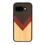 Coque de protection en bois véritable fabriquée en France pour Google Pixel 9A alliant du chêne fumé, du padouk et du bambou en forme de chevron sur le thème de l'art abstrait