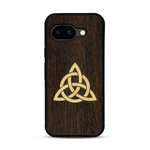 Coque de protection en bois véritable fabriquée en France pour  alliant du chêne fumé et du bambou représentant une triquetra