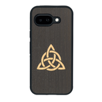Coque de protection en bois véritable fabriquée en France pour Google Pixel 9A alliant du chêne fumé et du bambou représentant une triquetra