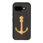 Coque de protection en bois véritable fabriquée en France pour Google Pixel 9A sur le thème nautique avec un bois clair et un bois foncé représentant une ancre de bateau