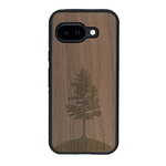 Coque de protection en bois véritable fabriquée en France pour Google Pixel 9A sur le thème de la nature, de la fôret et de l'écoresponsabilité avec une gravure représentant un arbre 