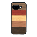 Coque de protection en bois véritable fabriquée en France pour Google Pixel 9A alliant des bandes horizontales de bambou, merisier, padouk, noyer et chêne fumé